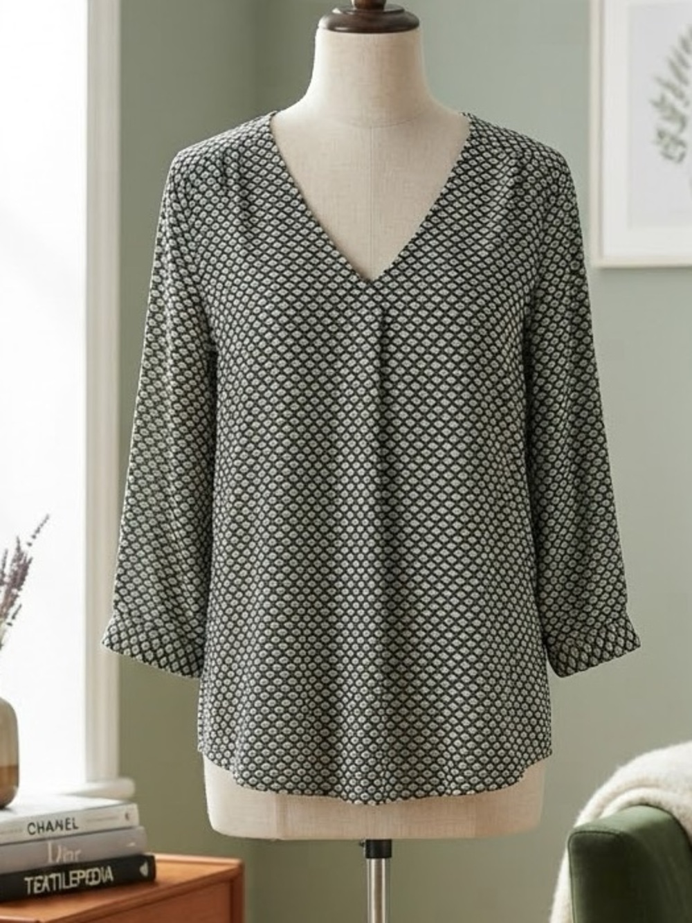 GAP Black and White V-Neck Patterned Blouse